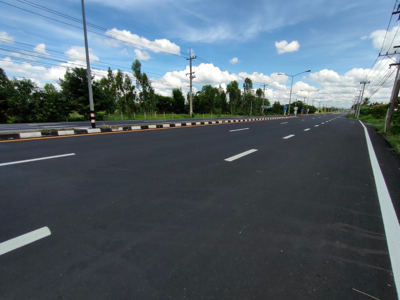 งานปรับปรุงผิวทางแอสฟัลต์คอนกรีตเดิม นำกลับมาใช้ใหม่ ทางหลวงหมายเลข 212 ตอน อำนาจเจริญ - ลืออำนาจ ตอน 2 ระหว่าง กม.524+200- กม.525+361 ปริมาณงาน 23,058 ตร.ม.